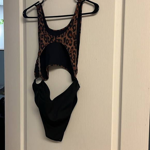NWOT-Kendall & Kylie black and cheetah print swim suit size Lg - Picture 3 of 3